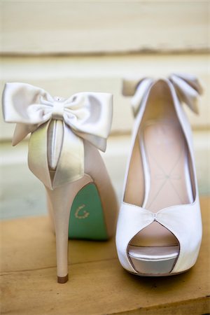 simsearch:700-05786584,k - Gros plan des chaussures de mariée Photographie de stock - Rights-Managed, Code: 700-05641982