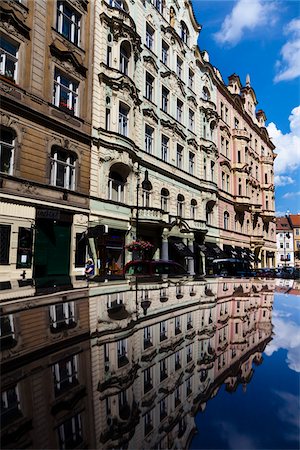 simsearch:700-05642406,k - Bâtiments reflétées dans la piscine, Josefov, Prague, République tchèque Photographie de stock - Rights-Managed, Code: 700-05642381