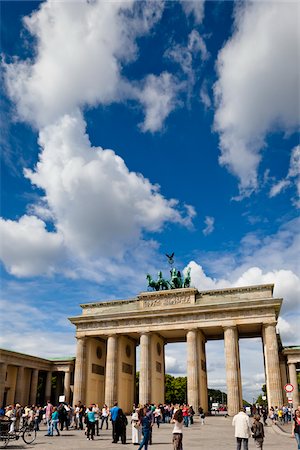 sky horses - Crowds of People at Brandenburg Gate, Berlin, Germany Foto de stock - Con derechos protegidos, Código: 700-05642483