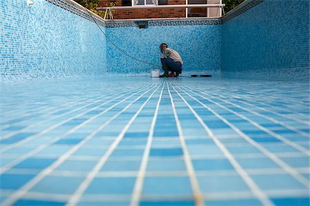 Man Cleaning Swimming Pool Foto de stock - Con derechos protegidos, Código: 700-05662370