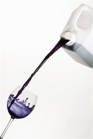 spill - Pouring Purple Liquid from Jug into Wine Glass Foto de stock - Con derechos protegidos, Código: 700-05756172