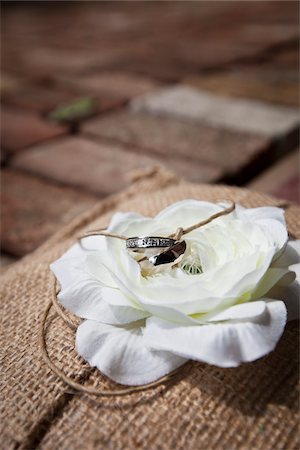 Gros plan d'une bague de mariage Photographie de stock - Rights-Managed, Code: 700-05786470