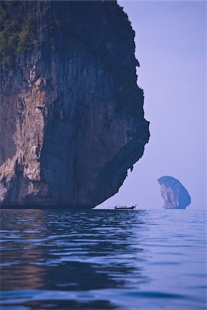 Small Boat next to Big Rock Island, Krabi Province, Thailand Foto de stock - Direito Controlado, Número: 700-06009365