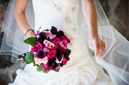 Gros plan du tenant le Bouquet de la mariée Photographie de stock - Rights-Managed, Code: 700-06037885