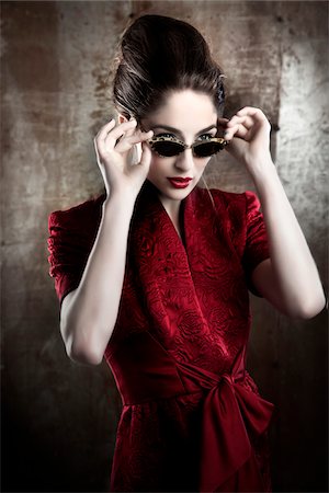eyewear - Portrait de femme portant des lunettes de soleil et robe rouge Photographie de stock - Rights-Managed, Code: 700-06145090