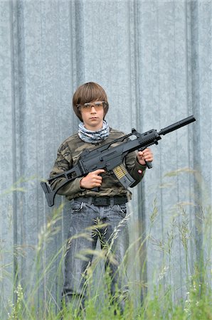 Portrait of Boy with Gun Foto de stock - Con derechos protegidos, Código: 700-06170363