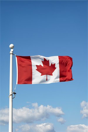 Drapeau canadien sur fond de ciel bleu Photographie de stock - Rights-Managed, Code: 700-06368102