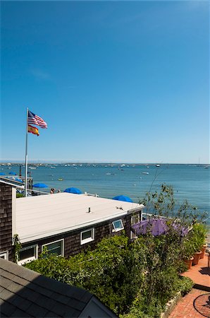 Vue d'ensemble des maisons de bord de l'eau avec le drapeau américain et Marina, Provincetown, Cape Cod, Massachusetts, USA Photographie de stock - Rights-Managed, Code: 700-06431217