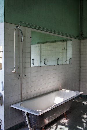 dingy - Bathtub in Washroom of Abandoned Psychiatric Hospital Stock Photo - Rights-Managed, Code: 700-06452164