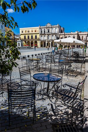patio umbrella - Restaurant Tables and Chairs on Patio Facing Plaza Vieja, Havana, Cuba Foto de stock - Con derechos protegidos, Código: 700-06465911