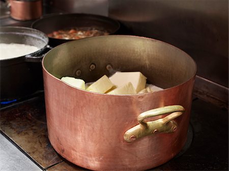 stove - large copper pot containing cooking butter on commercial stainless steel stove in restaurant kitchen Photographie de stock - Rights-Managed, Code: 700-06531985