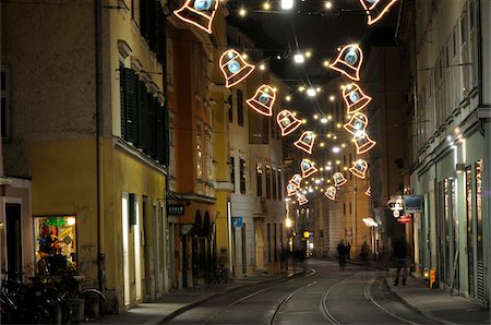 Street Scene at Night, Graz, Austria Photographie de stock - Rights-Managed, Code: 700-06570905