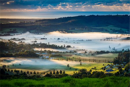 Early morning mist over farming country near Berry, New South Wales, Australia Foto de stock - Direito Controlado, Número: 700-06675114