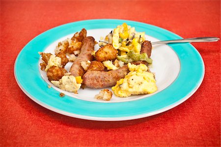 diner - Breakfast dish with sausage, scrambled eggs, tater tots, green bell peppers. Blue and white plate on red table. Stock Photo - Rights-Managed, Code: 700-06803877