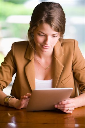 Businesswoman using Tablet Computer, Bradford, Ontario, Canada Foto de stock - Con derechos protegidos, Código: 700-06847421