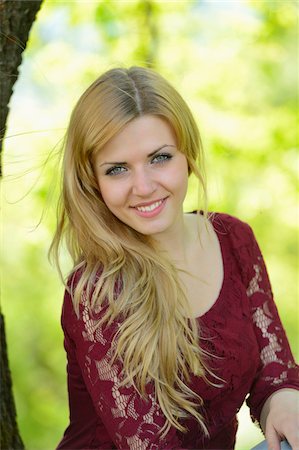 Portrait of a young blond woman outdoors in spring, Germany Foto de stock - Con derechos protegidos, Código: 700-06841502