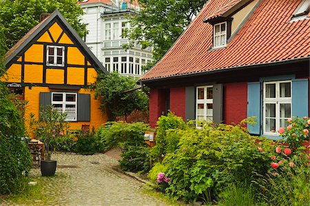 quaint house - Scene in historic old town of Stralsund, Mecklenburg-Vorpommern, Germany, Europe Stock Photo - Rights-Managed, Code: 700-06894782