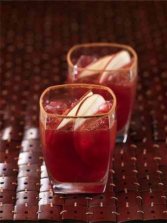 2 mixed alcoholic beverages with apple slice garnished served on a textured surface Photographie de stock - Rights-Managed, Code: 700-06895089