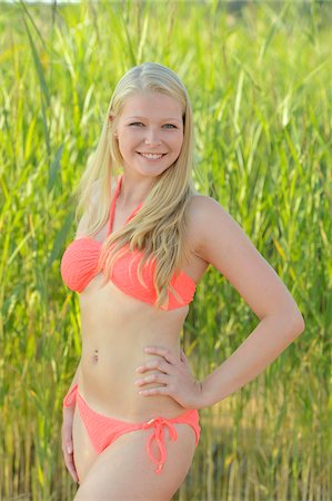 sonrisa sardónica - Portrait of Young Woman by Reeds at Lake, Bavaria, Germany Foto de stock - Con derechos protegidos, Código: 700-06936075