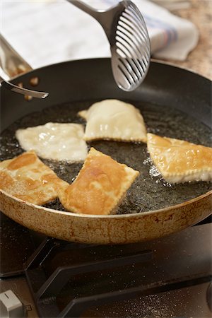 simsearch:862-03821015,k - Close-up of frying homemade pasta in pan with spatula, Ontario, Canada Foto de stock - Con derechos protegidos, Código: 700-07108326