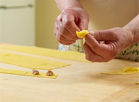 family series - Close-up of elderly Italian woman's hands shaping ravioli pasta dough in kitchen, Ontario, Canada Foto de stock - Con derechos protegidos, Código: 700-07108337