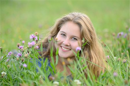 simsearch:700-07148202,k - Portrait of Teenage Girl Lying in Meadow, Upper Palatinate, Bavaria, Germany Photographie de stock - Rights-Managed, Code: 700-07148192