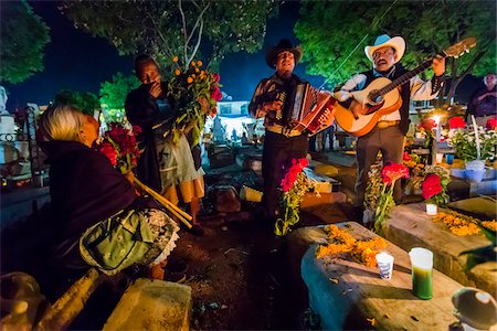 Musicians Honouring the Dead at Cemetery during Day of the Dead Festival, Old Cemetery at Xoxocotlan, Oaxaca, Mexico Foto de stock - Con derechos protegidos, Código: 700-07310948