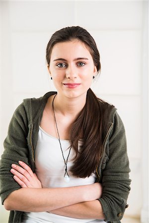 europäerin - Portrait of teenage girl with arms crossed, looking at camera and smiling, studio shot on white background Stockbilder - Lizenzpflichtiges, Bildnummer: 700-07311429