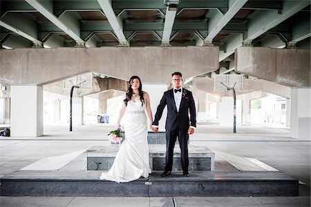 Portrait of Bride and Groom in Underpass, Toronto, Ontario, Canada Foto de stock - Con derechos protegidos, Código: 700-07363841