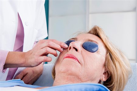 simsearch:600-03503186,k - Doctor placing Stones on Senior Patient in Doctor's Office Stock Photo - Rights-Managed, Code: 700-07487595