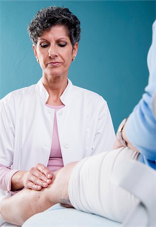 Doctor Examining Senior Patient in Doctor's Office Photographie de stock - Rights-Managed, Code: 700-07487590