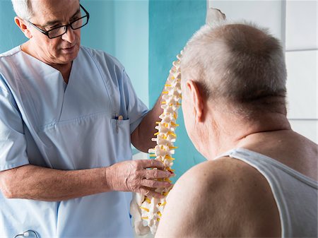 Senior, male doctor discussin spinal cord with senior, male patient, in office, Germany Photographie de stock - Rights-Managed, Code: 700-07529247