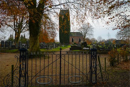 Gate and cemetery in small village in Friesland with Friesland style church in autumn, Netherlands Foto de stock - Con derechos protegidos, Código: 700-07803001