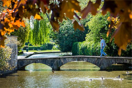 simsearch:700-08122105,k - Stone, arch bridge crossing River Windrush, Bourton-on-the-Water, Gloucestershire, The Cotswolds, England, United Kingdom Foto de stock - Con derechos protegidos, Código: 700-08122116