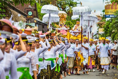 People in a parade at a cremation ceremony for a high priest in Ubud, Bali, Indonesia Foto de stock - Con derechos protegidos, Código: 700-08385895