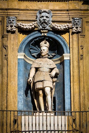simsearch:600-06732629,k - Statue of Philip II on the West building at Piazza Vigliena (Quattro Canti) on Corso Vittorio Emanuele in historic center of Palermo in Sicily, Italy Photographie de stock - Rights-Managed, Code: 700-08701894