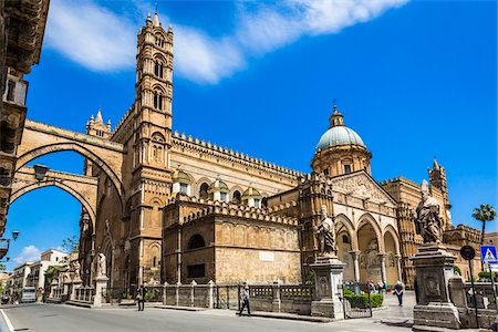 simsearch:700-08739625,k - Street scene with the historic Palermo Cathedral in Palermo in Sicily, Italy Foto de stock - Con derechos protegidos, Código: 700-08701922