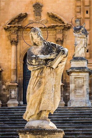 simsearch:700-08739625,k - Close-up of statue of one of the apostles on the steps of St Peter's Cathedral (Duomo di San Pietro) in Modica in the province of Ragusa in Sicily, Italy Foto de stock - Con derechos protegidos, Código: 700-08723127