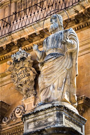 simsearch:700-08739625,k - Close-up of a statue of Saint Simon on the steps of St Peter's Cathedral (Duomo di San Pietro) in Modica in the Province of Ragusa in Sicily, Italy Foto de stock - Con derechos protegidos, Código: 700-08723128
