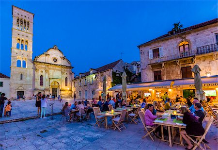 People dining at restaurant in St Stephen's Square at dusk with Cathedral of St Stephen in the Old Town of Hvar on Hvar Island, Croatia Foto de stock - Con derechos protegidos, Código: 700-08765416