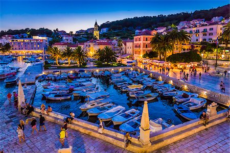 simsearch:841-07457834,k - Marina and people walking along the seaside promenade at dusk in the Old Twon of Hvar on Hvar Island, Croatia Photographie de stock - Rights-Managed, Code: 700-08765418