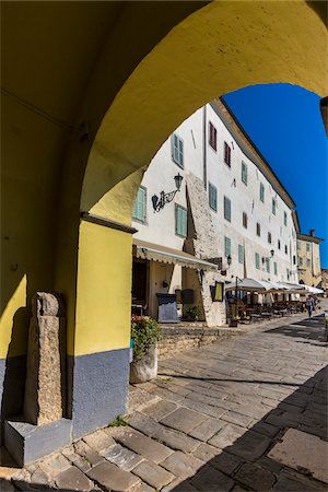 Passage way into the Main Square in the medieval town of Motovun in Istria, Croatia Foto de stock - Con derechos protegidos, Código: 700-08765512
