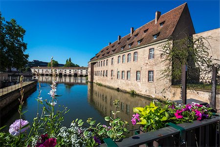 simsearch:600-06714197,k - ENA (National School of Administation) campus in Strasbourg with the Vauban Dam in the background, France Photographie de stock - Rights-Managed, Code: 700-08973550