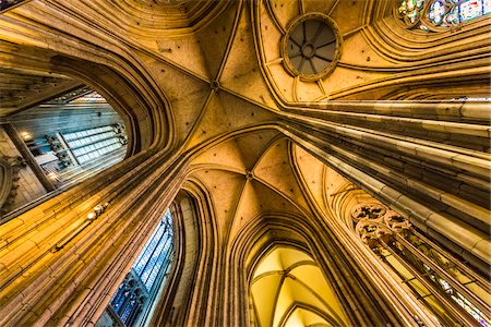 Structural framework of columns and vaulted ceilings inside the Cologne Cathedral in Cologne (Koln), Germany Foto de stock - Con derechos protegidos, Código: 700-08973646