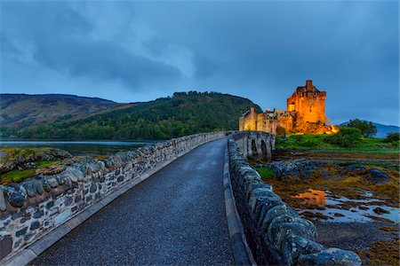 road bridge uk - Eilean Donan Castle illuminated at dusk with footbridge near Kyle of Lochalsh in Scotland, United Kingdom Stock Photo - Rights-Managed, Code: 700-08986527