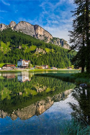 Scenic view of Hotel Lavaredo and other buildings along the shoreline and mountains reflected in Lake Misurina in the Dolomites near Cortina d'Ampezzo, Italy Photographie de stock - Rights-Managed, Code: 700-08986616