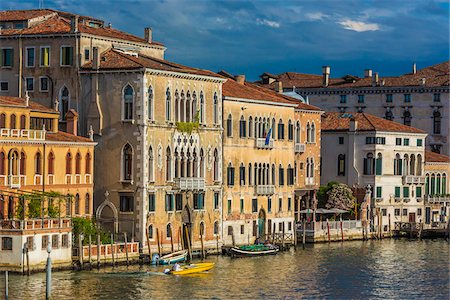 simsearch:649-07063397,k - Boat travelling along the Grand Canal with sunlit historical buildings on the shoreline in Venice, Italy Foto de stock - Con derechos protegidos, Código: 700-08986650