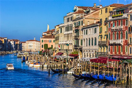 simsearch:649-07063397,k - Overview of the historical buildings along the Grand Canal on a sunny morning in Venice, Italy Foto de stock - Con derechos protegidos, Código: 700-08986665