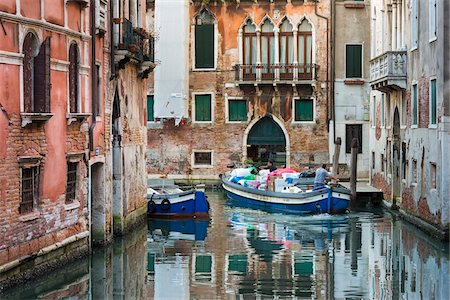 simsearch:862-07690164,k - Riverboat delivering supplies along a canal lined with historical buildings in Venice, Italy Stock Photo - Rights-Managed, Code: 700-08986687
