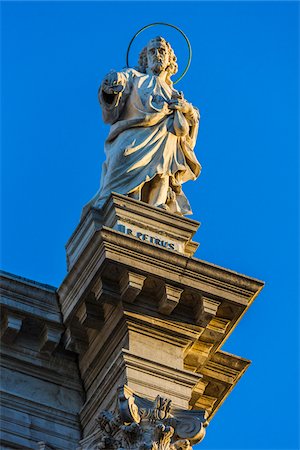 simsearch:700-08739625,k - Statue of Saint Petrus Acotantus on the Church of Saint Roch against a blue sky in Venice, Italy Foto de stock - Con derechos protegidos, Código: 700-08986694